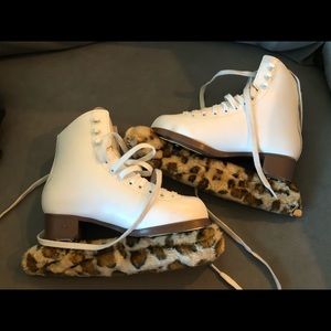 Size 3 ice skates - mint condition